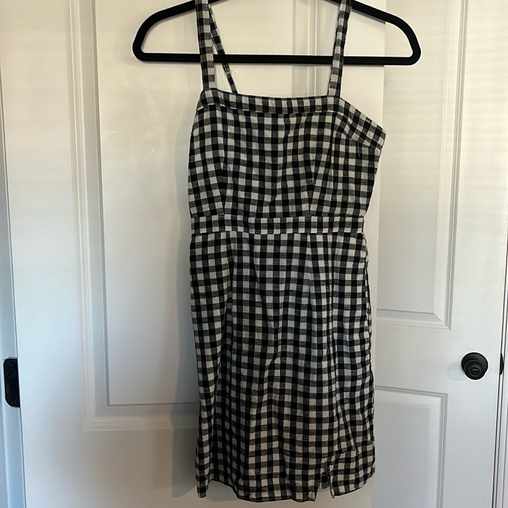 Abercrombie size small gingham dress with small slit detail and pockets